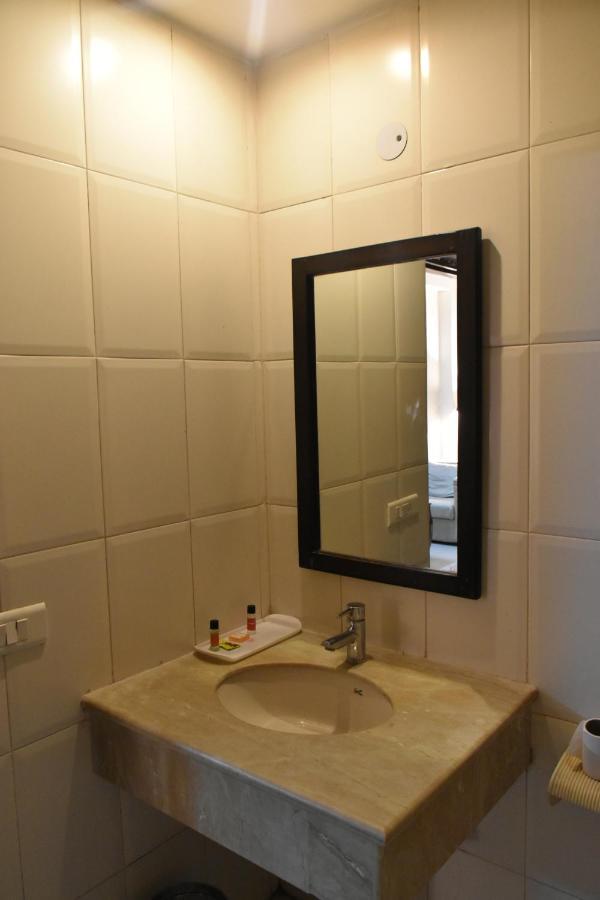 ניו דלהי Hotel Lohias Delhi Airport מראה חיצוני תמונה
