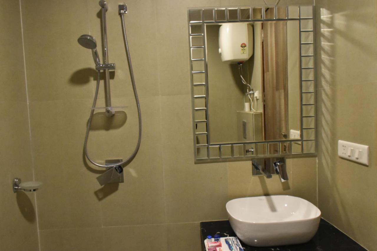 ניו דלהי Hotel Lohias Delhi Airport מראה חיצוני תמונה